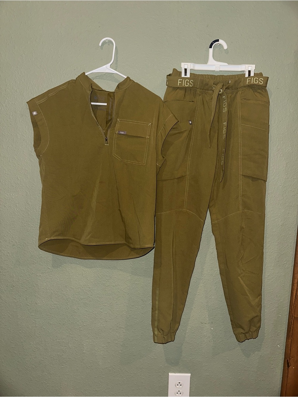 FIGS Olive Women's Scrub Top and Jogger Set *LIMITED EDITION